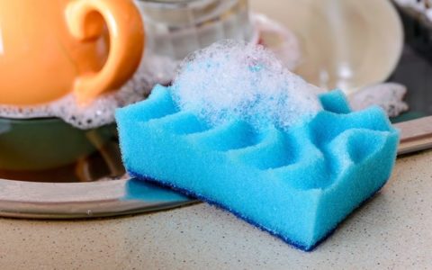 Губки для мытья посуды оказались неожиданно опасными для здоровья