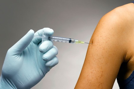 Вакцинацию от COVID-19 включили в Национальный календарь прививок. Она станет обязательной?