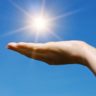 Найдена связь воздействия солнечного света со снижением смертности от COVID-19