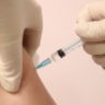 Вакцинация снижает риск инфицирования коронавирусом непривитых людей