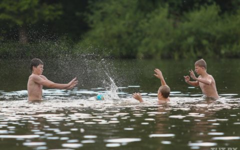 «Зуд купальщика»: о риске подцепить паразитов во время купания