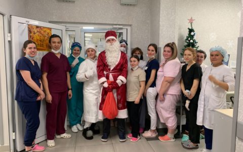 Дед Мороз прошелся по палатам инфекционной больницы в Казани